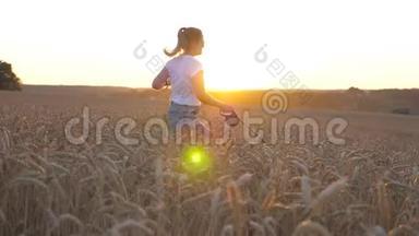 小女孩手里拿着麦秆，和她的西伯利亚哈士奇在<strong>金色</strong>在<strong>金色</strong>的<strong>草地</strong>上慢跑。 快乐的女人